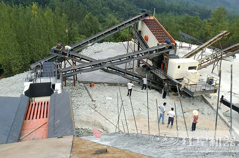 南陽客戶流動(dòng)山石破碎車生產(chǎn)現(xiàn)場